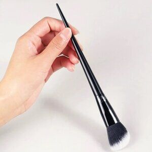Kat Von D Makeup Brush 02 Contour Brush Soft Fiber Hair Elegant Black Handle